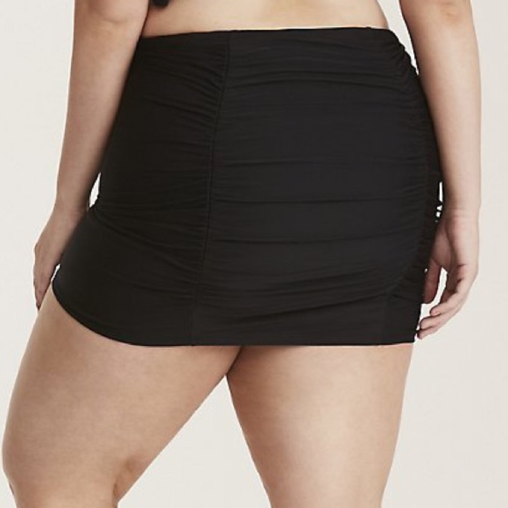 TORRID ruched black skirted swim bikini bottoms, 1X. - Picture 2 of 5